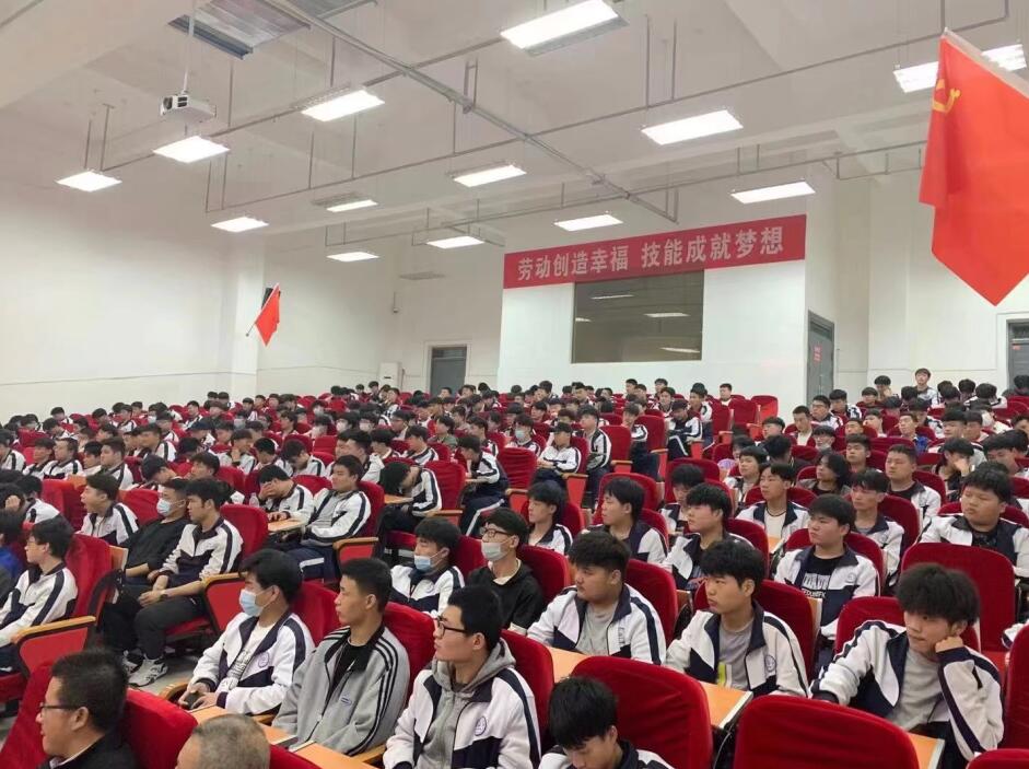 參加表彰會(huì)的學(xué)生