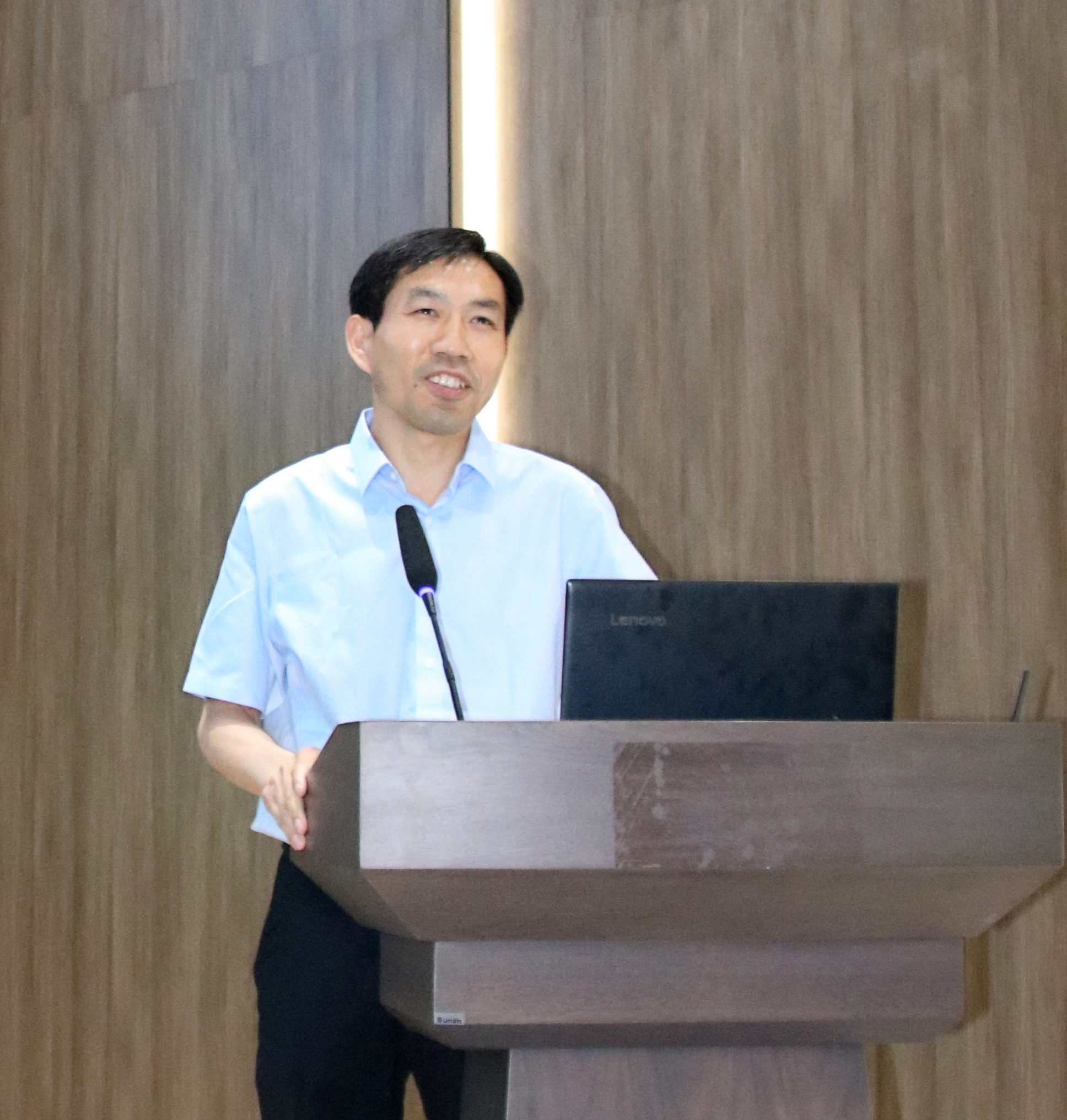鄭州中原中等專業(yè)學(xué)校吳副校長