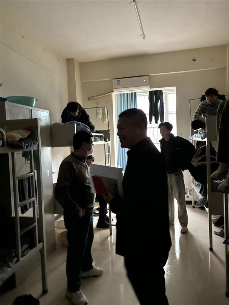 年檢組正在檢查學(xué)生宿舍