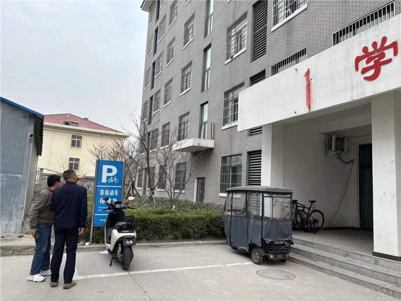 年檢組正在檢查學(xué)生宿舍安全