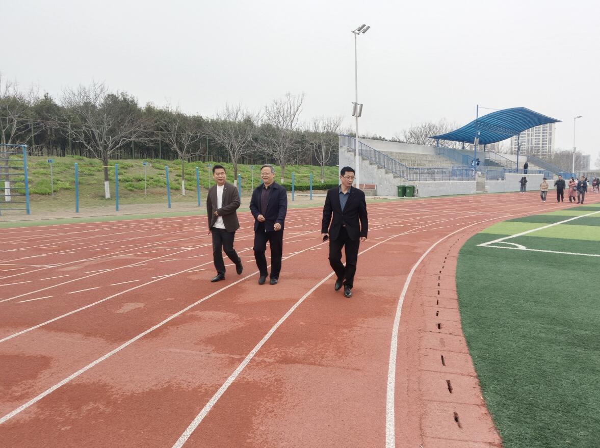 調(diào)研組走訪校園操場(chǎng)