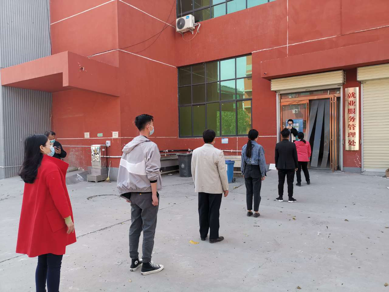 學(xué)校內(nèi)排隊(duì)檢測(cè)體溫