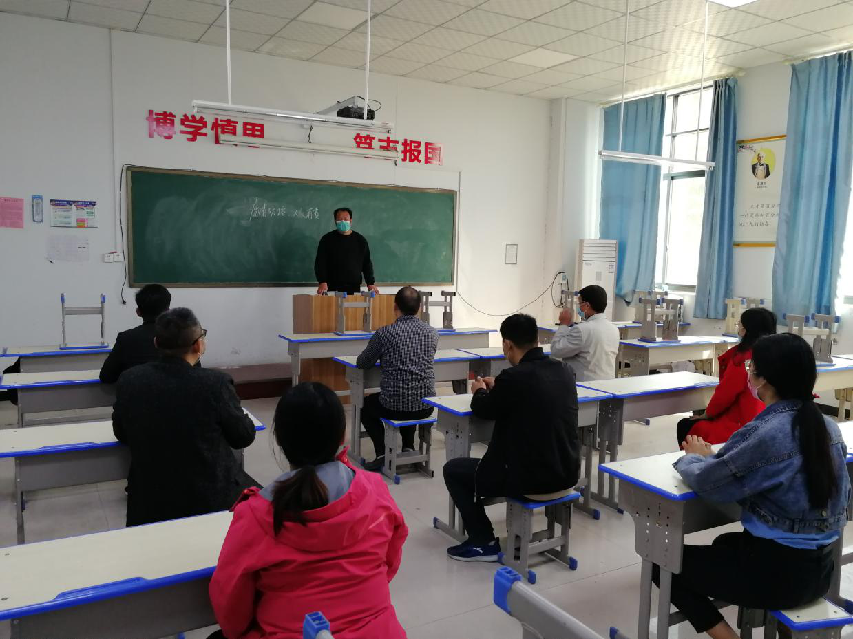 防疫期間學(xué)校上課時(shí)分散就座